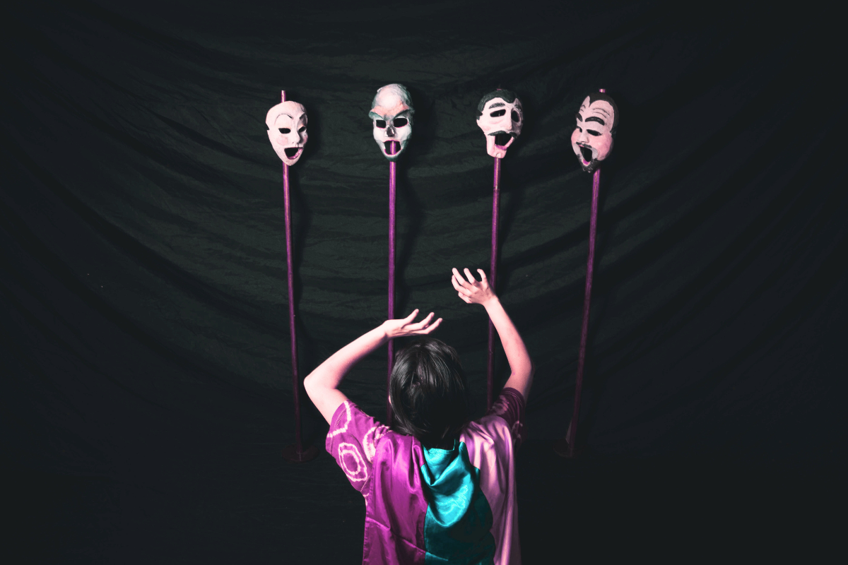 Chico pintando un cuadro en un evento