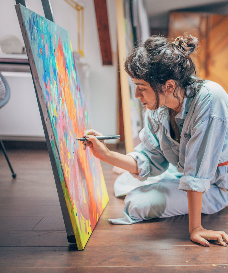 mujer pintando un cuadro de colores
