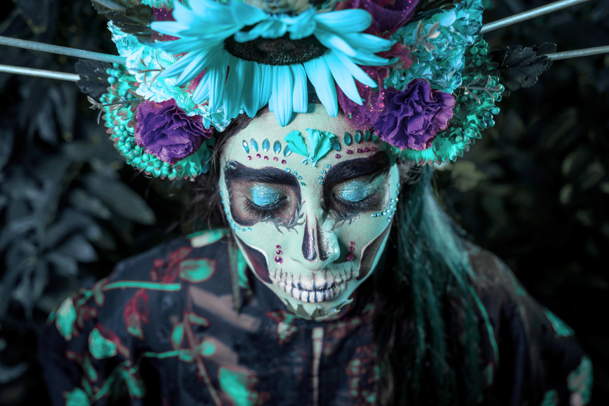 Mujer ataviada para la fiesta de los muertos mexicana