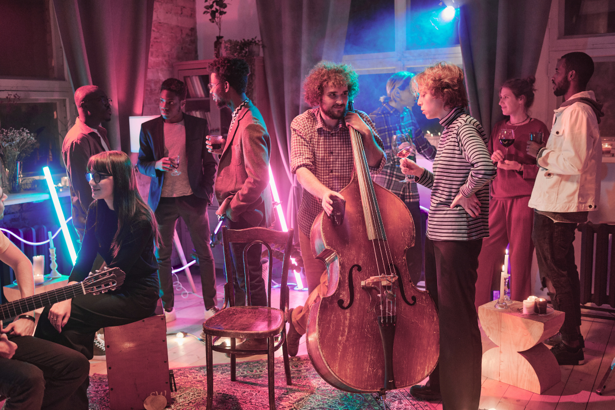 Músicos en un evento íntimo probando el sonido