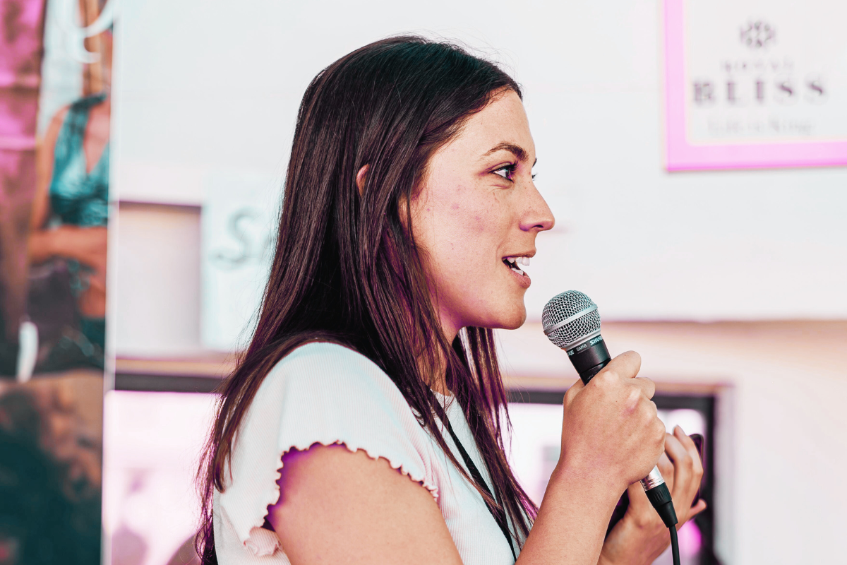 Mujer hablando por un micrófono en un evento