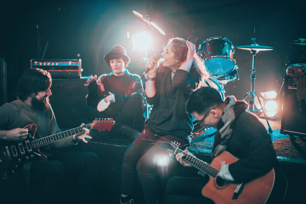 Grupo de música ensayando