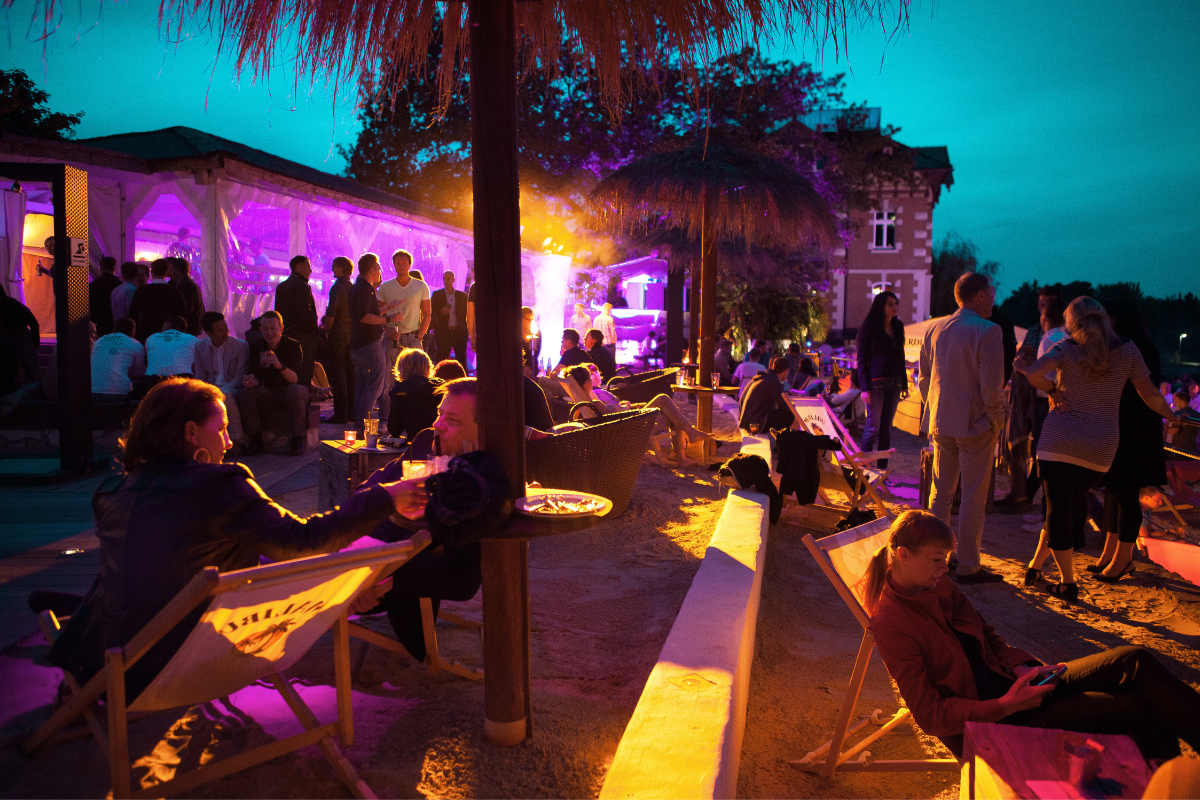 Personas tomando algo en la presentación de una marca