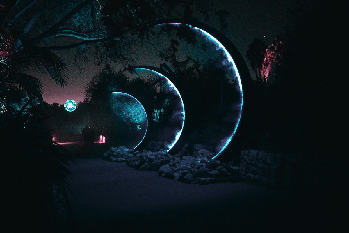 Entrada a evento con iluminación y montaje creativo