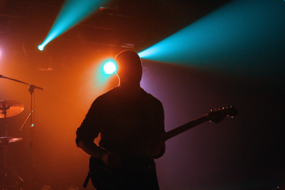 Figura de un chico tocando la guitarra