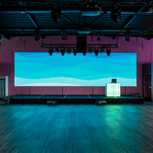 Espacio con pantalla grande y tarima para eventos