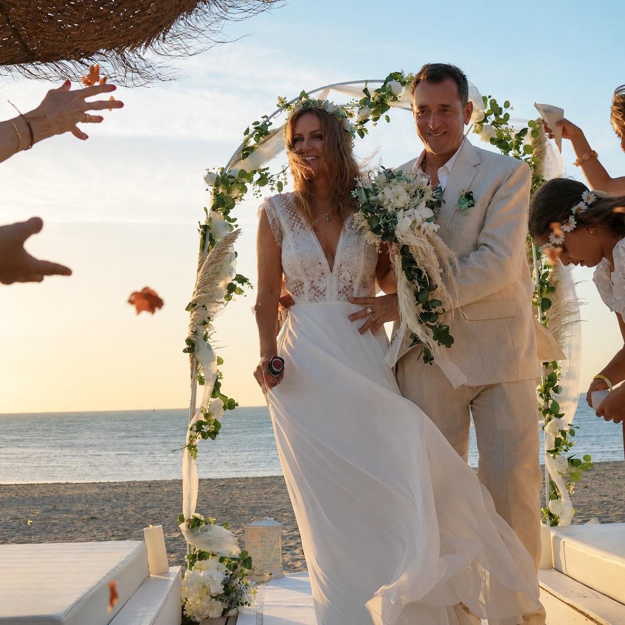 Recién casados en la playa Recién casados en boda frente a la playa